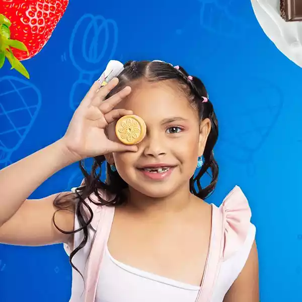 Galletas sandwish de fresa RENATA 112 g c Galletas sandwish de vainilla con crema de fresa RENATA (112 g)