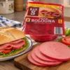 Bologna en sándwich sobre tabla de cocina_resultado Mortadela Bologna Bar-S 1 lb (de pollo y cerdo, sin gluten)