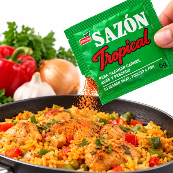 Sazón Tropical sobre arroz sazonado_resultado Sazón Tropical para Carnes NUR.SH (6 g)
